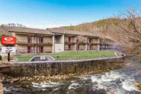 Econo Lodge Inn & Suites on the River Gatlinburg